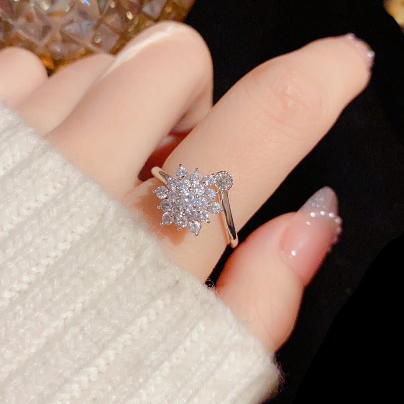 Female Online Celebrity Has A Versatile Index Finger Ring
