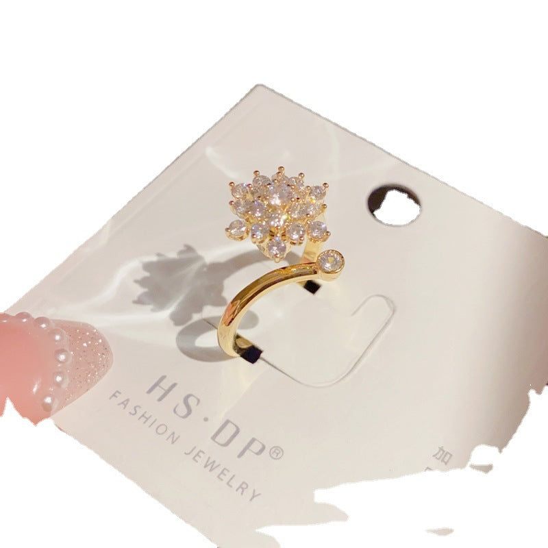 Female Online Celebrity Has A Versatile Index Finger Ring