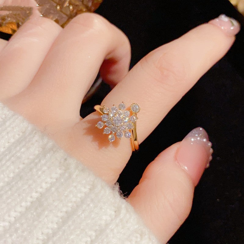 Female Online Celebrity Has A Versatile Index Finger Ring