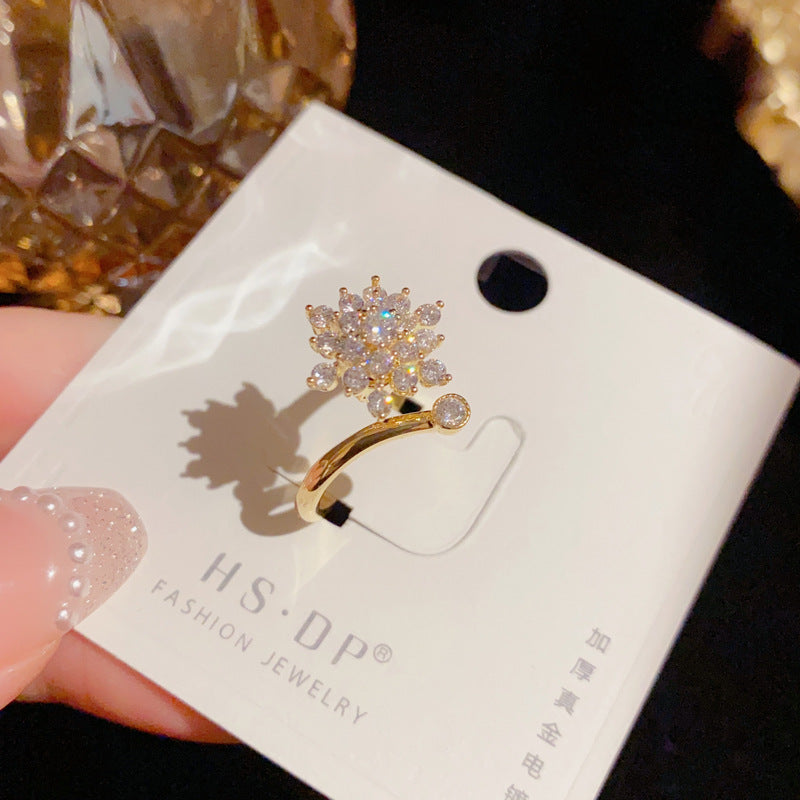 Female Online Celebrity Has A Versatile Index Finger Ring