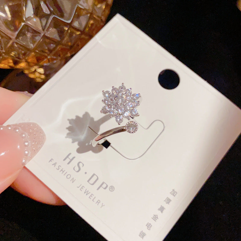 Female Online Celebrity Has A Versatile Index Finger Ring
